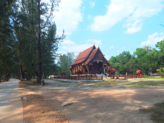 Selten sieht man in Thailand einen Tempel aus Holz.
